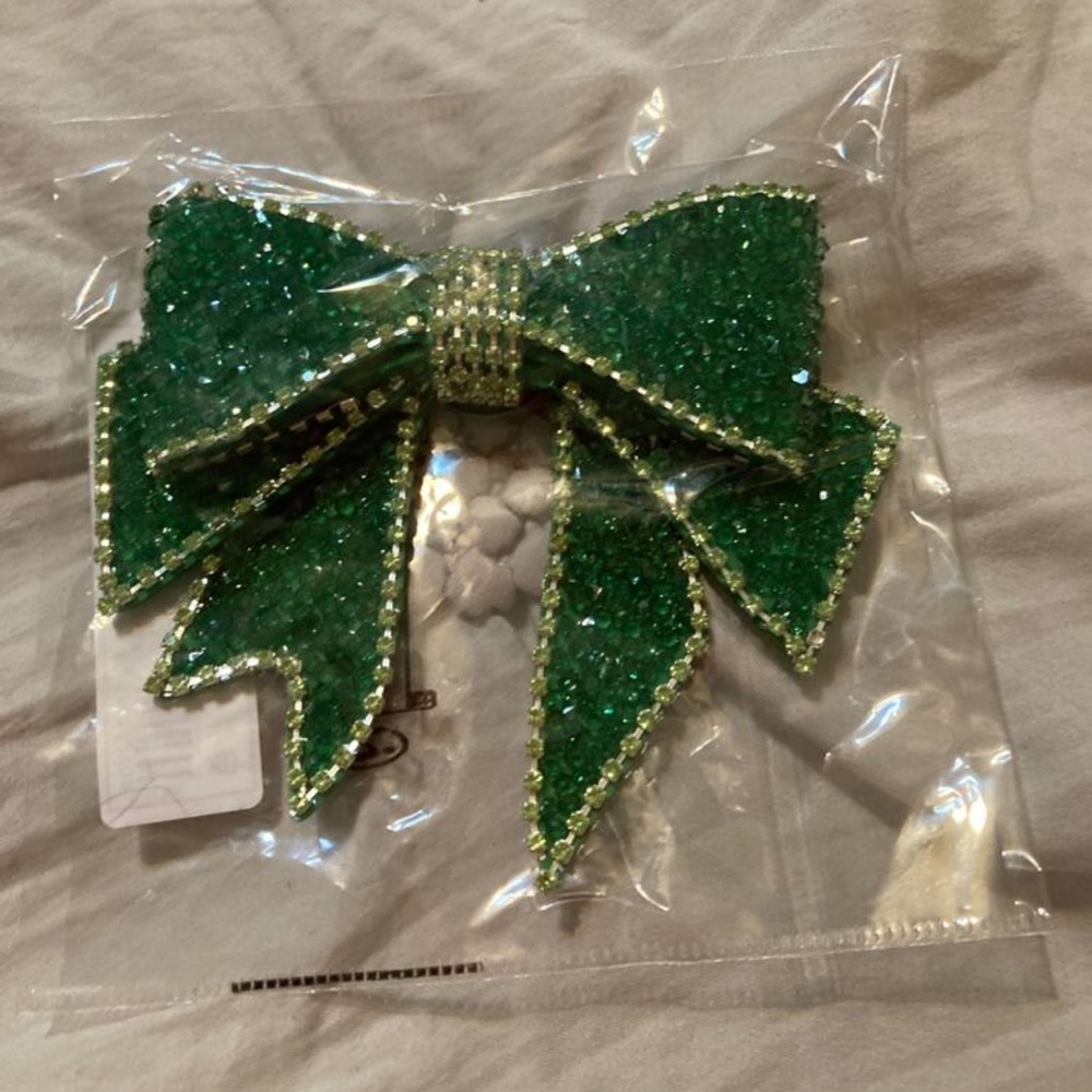 🎀 Bow Tie Pin 🎀 - Picture 3 of 4